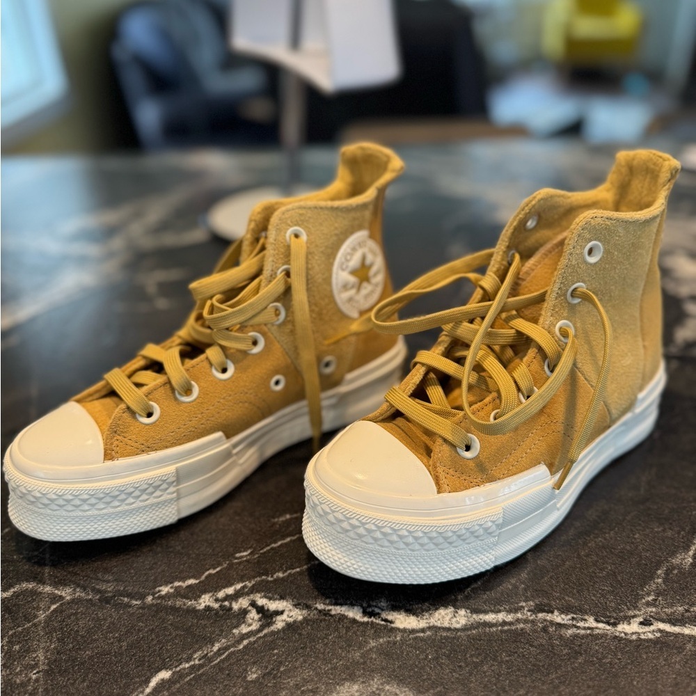 Chuck 70 Plus Suede
UNISEX HIGH TOP SHOE